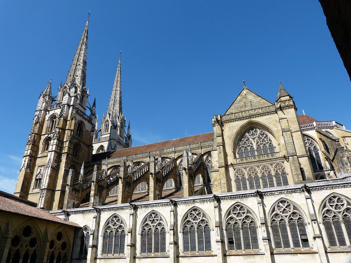 La cathédrale Sainte-Marie de Bayonne et ses deux flèches gothiques, vues depuis le cloître