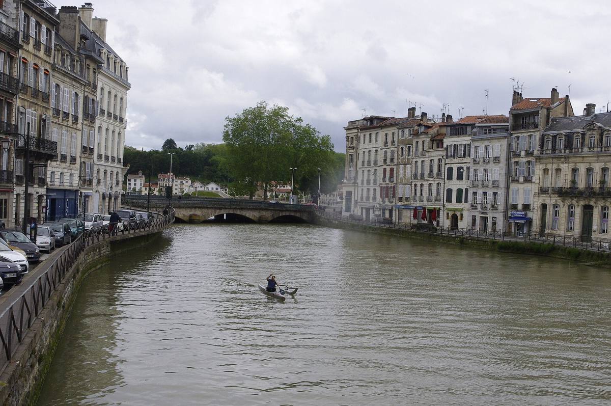 La Nive dans le centre de Bayonne, bordée de quais et d'immeubles anciens
