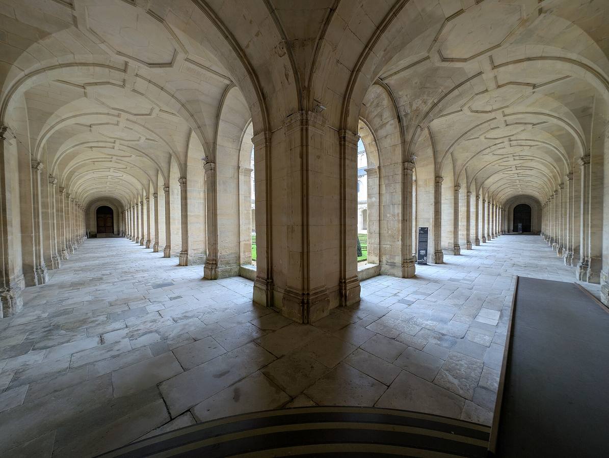 Les galeries voûtées en pierre claire du cloître de l'abbaye aux Hommes à Caen