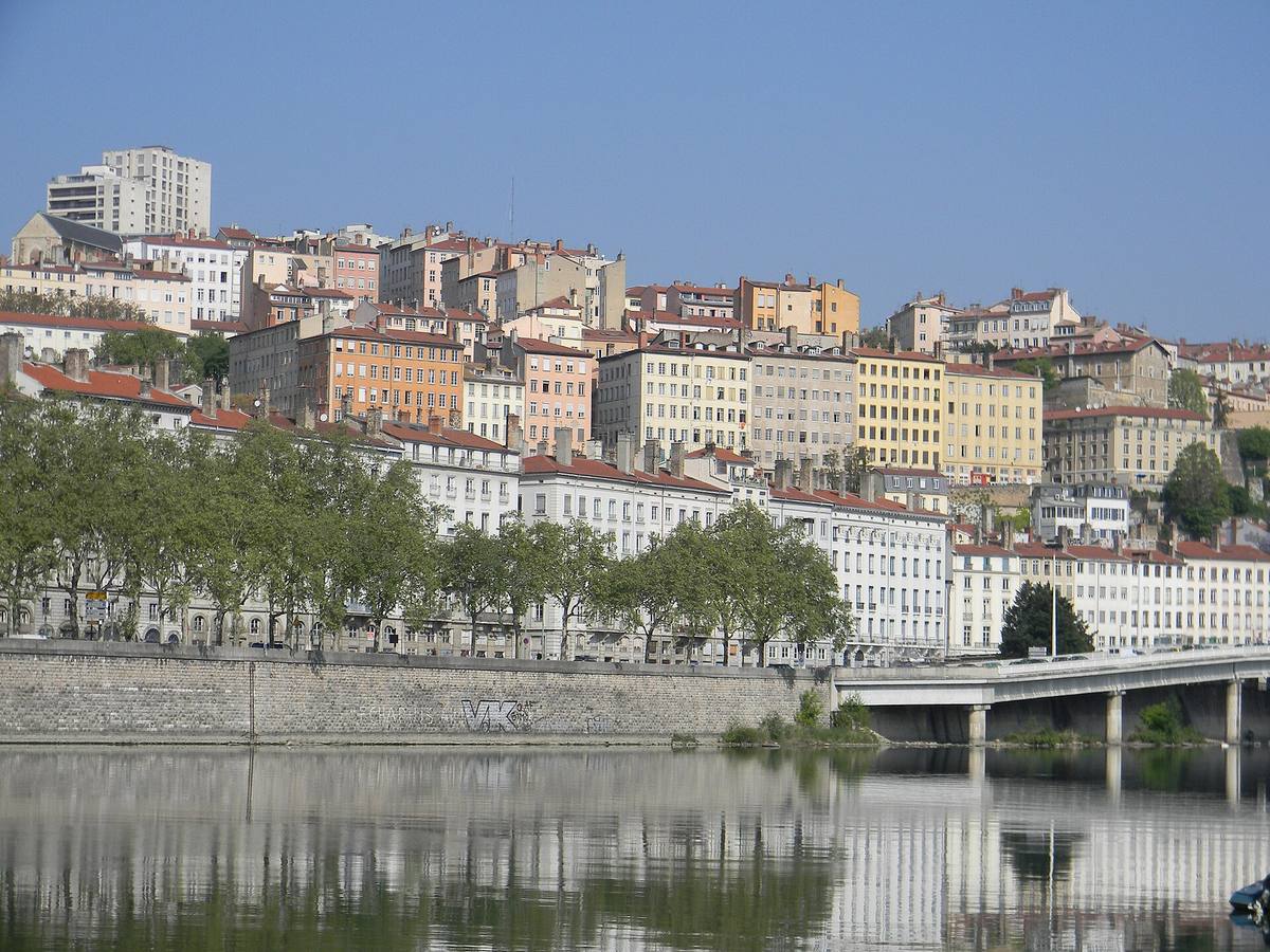 La colline de la Croix-Rousse à Lyon et ses immeubles colorés, vue depuis le Rhône