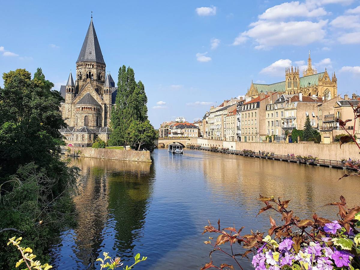 Le Temple Neuf au bord de la Moselle à Metz, avec les façades des quais et la cathédrale Saint-Étienne à l'arrière-plan