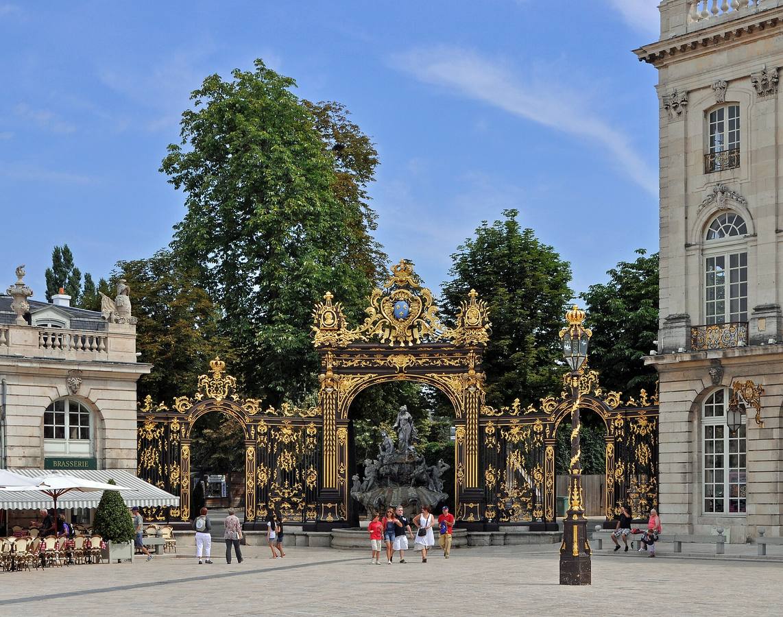 Les grilles dorées de Jean Lamour et la fontaine d'Amphitrite à un angle de la place Stanislas à Nancy