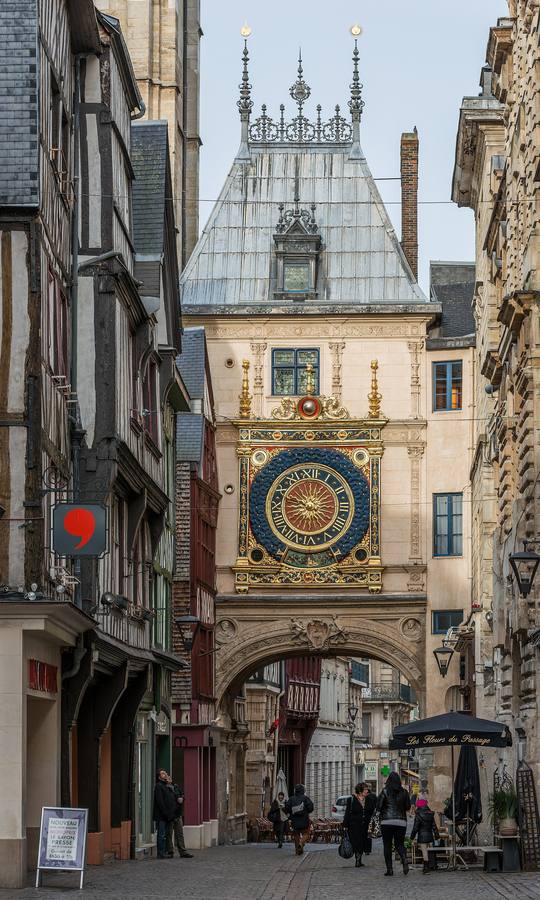 Le Gros-Horloge de Rouen avec son cadran doré au-dessus d'une arche enjambant la rue piétonne bordée de maisons à colombages